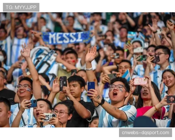 小球迷冲入场内与偶像击掌，被安保人员带离时笑容满面